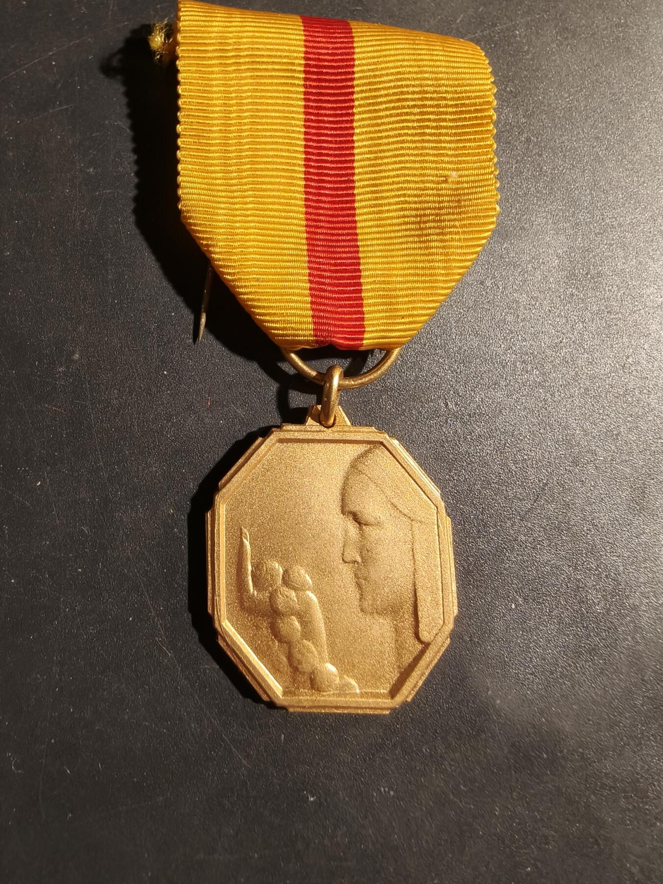 老王徽章第180期 法国国家教育基金会奖章