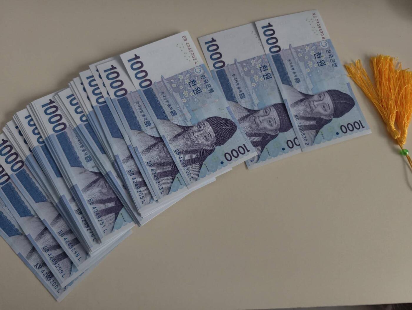 春节钱币瓷器清货捡漏拍场 韩国银行1000韩元纸币UNC 100张，有跳号，除KC和EC两张单号外，剩下98张号码是从EB*202-300，不含222