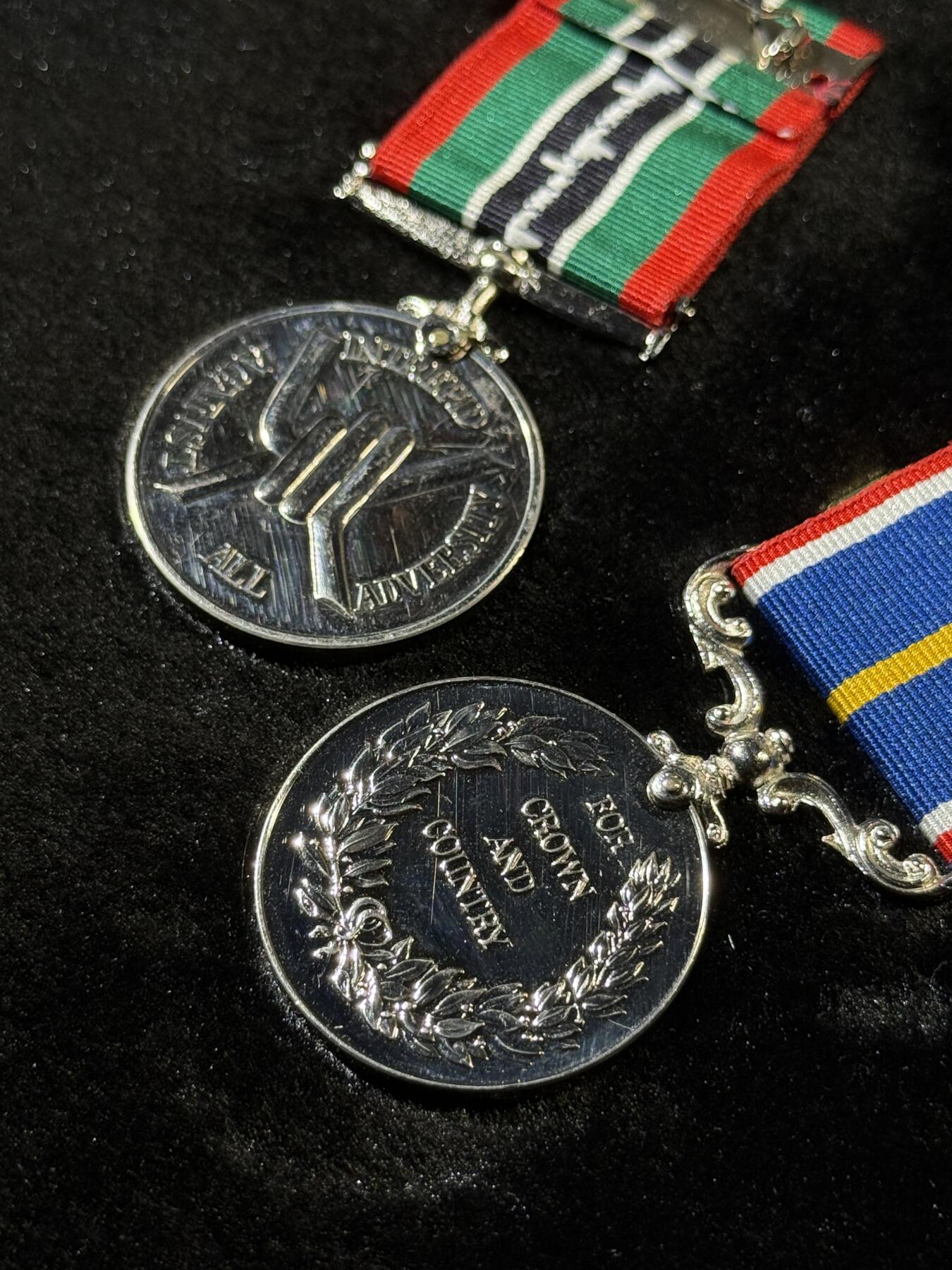 欢庆春节！戎马世界章牌大赏第111期春节大拍 英国战俘奖章套章