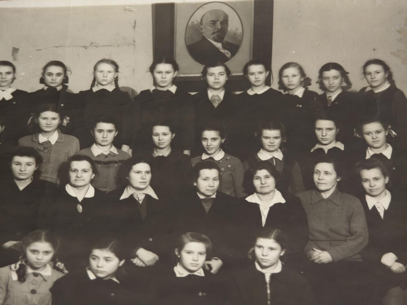 橙子收藏(照片专场)第三期 二战后期至战后（约1941-1950年）拍摄的苏联女子学校集体合影照，属于战时及战后苏联教育体系的影像遗存。