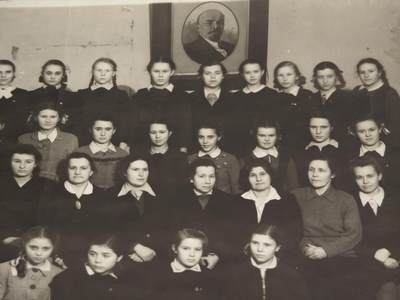 橙子收藏(照片专场)第三期 - 二战后期至战后（约1941-1950年）拍摄的苏联女子学校集体合影照，属于战时及战后苏联教育体系的影像遗存。