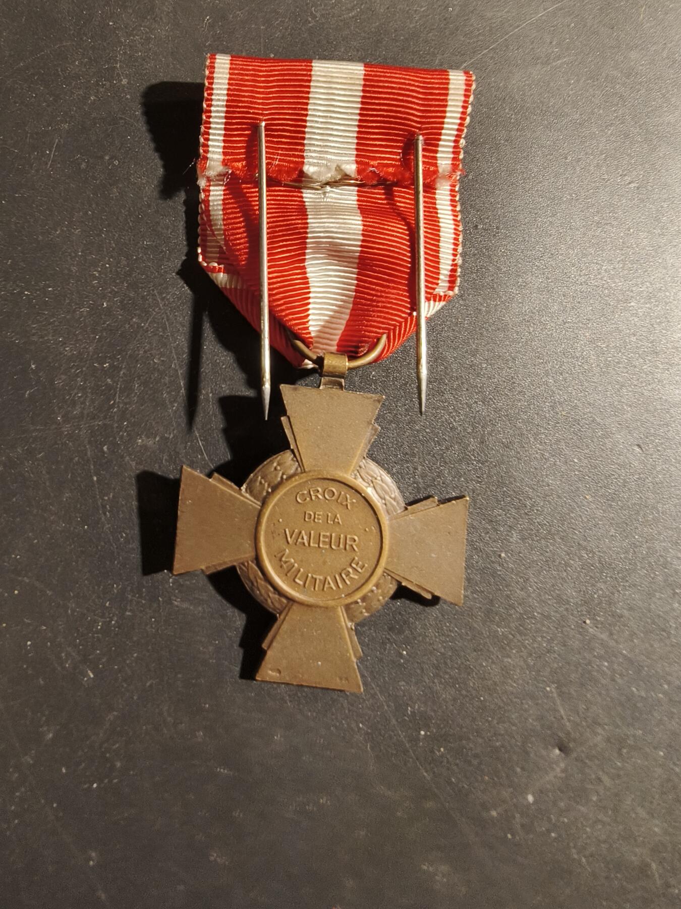 老王徽章第180期 法国海外行动版战斗十字奖章    1颗铜星勋饰