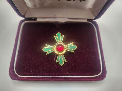 南水社第二次拍卖 日本交通荣誉绿十字铜章带盒 正面红玻璃外沿有锈蚀痕迹