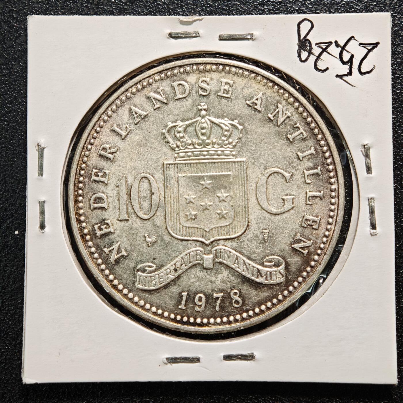 【德藏】世界币章拍卖第164期（拍品征集中~欢迎藏友联系） 老藏家集藏系列之-1978年 荷属安的列斯银行成立150周年10盾纪念银币 720银 直径约：37mm；重约：25g 入册20余年·附有当年购入价