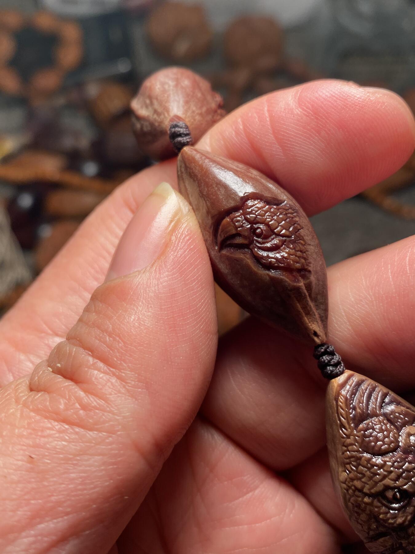 核舟记发源地苏州舟山核雕年末放漏 福利苏工核雕，纯手工雕刻王红秋老师作品，紫核大展鸿图手串，个性十足，等待有缘人，市场无同款，尺寸1。65x3.45喜欢的来