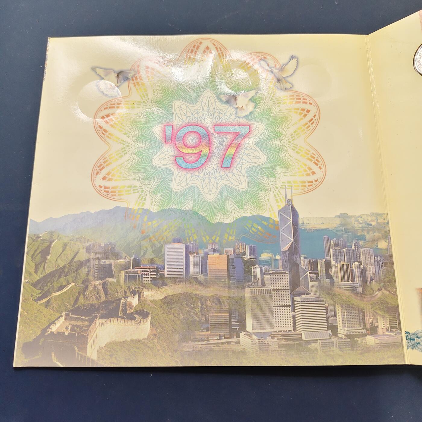 【全场包邮】纯粹捡漏拍501场-持续更新中 香港硬币护照（乔六-女王钱册装26枚）+香港1997回归官方封装纪念版套币-2册一组