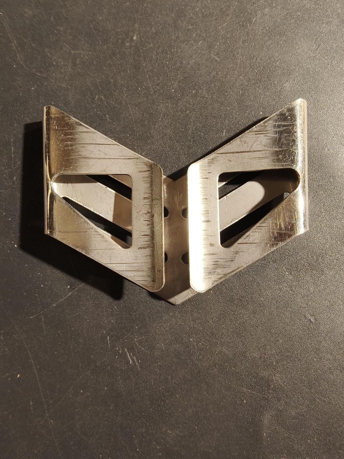 老王徽章第180期 比利时陆军参谋军士金属V字臂章