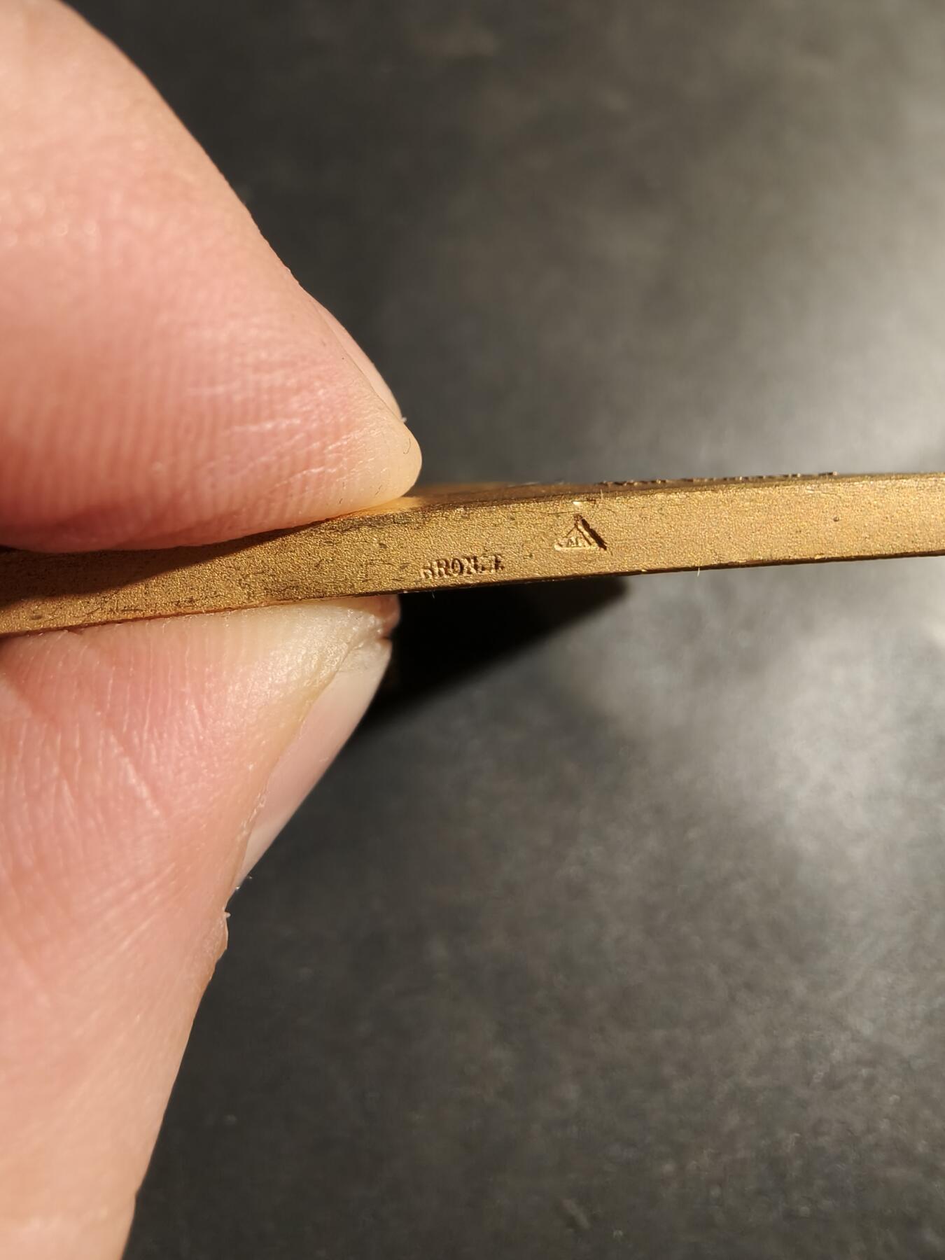 老王徽章第180期 法国玛丽安娜方形镀金大铜章    单面     尺寸75×49mm    重量81.6g