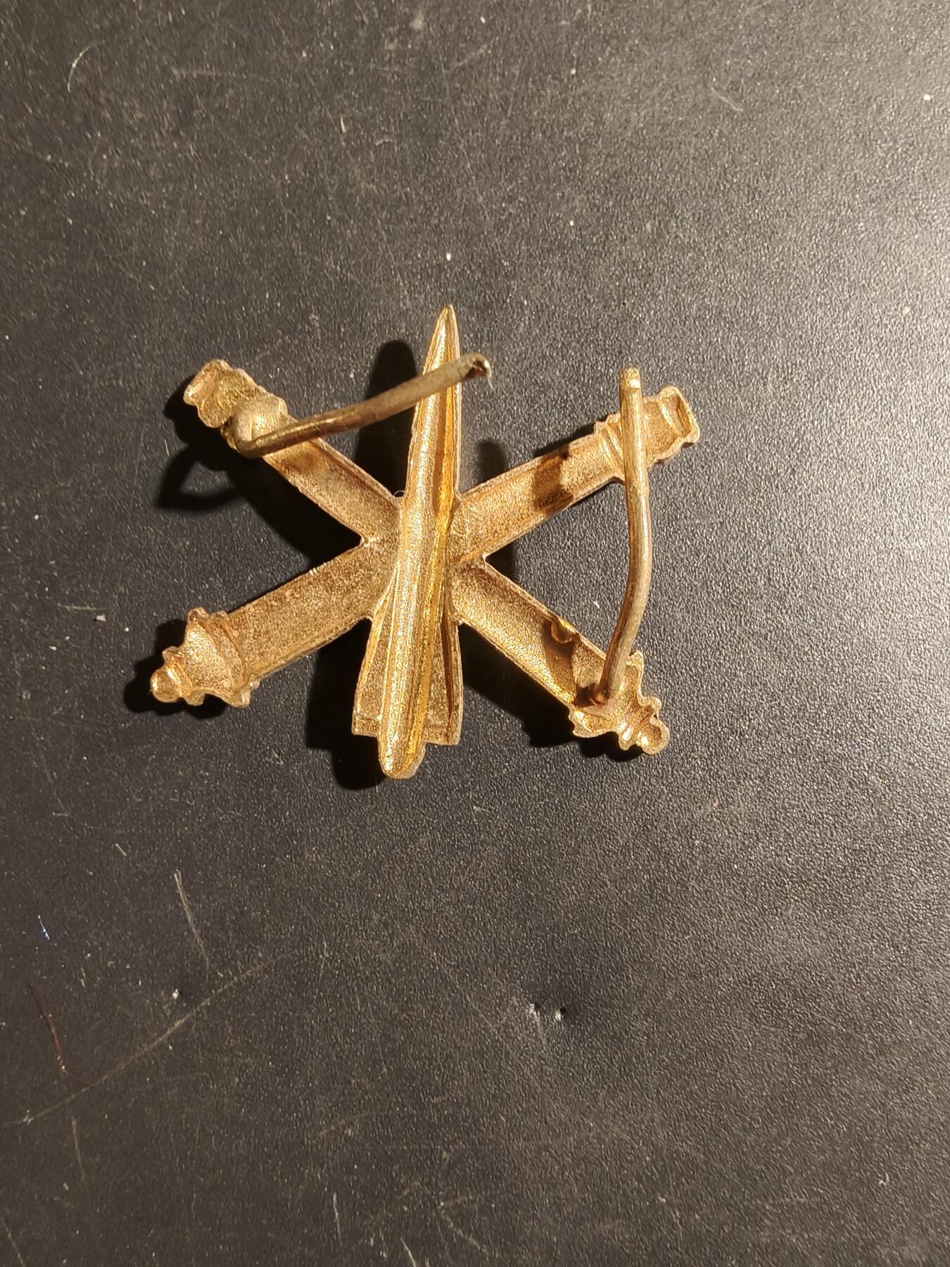 老王徽章第180期 比利时防空炮兵贝雷帽徽