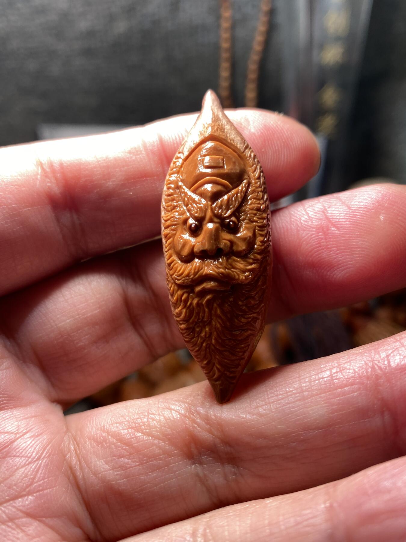 核舟记发源地苏州舟山核雕年末放漏 福利苏工核雕，纯手工雕刻二花钟馗，个性十足，等待有缘人，市场无同款，尺寸1。7x4.9喜欢的来