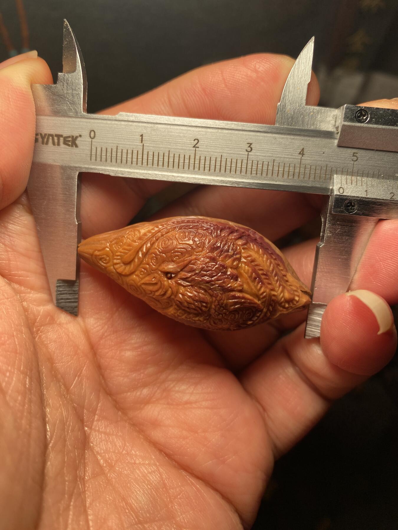 核舟记发源地苏州舟山核雕年末放漏 福利苏工核雕，纯手工雕刻，四花紫皮核凤舞九天，个性十足，紫气祥瑞，等待有缘人，市场无同款，尺寸2。3x4。8喜欢的来