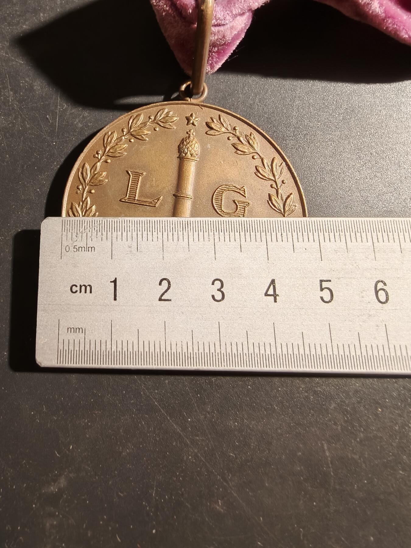 老王徽章第180期 法国1960年国际民间艺术节铜章     直径48mm    重量52g