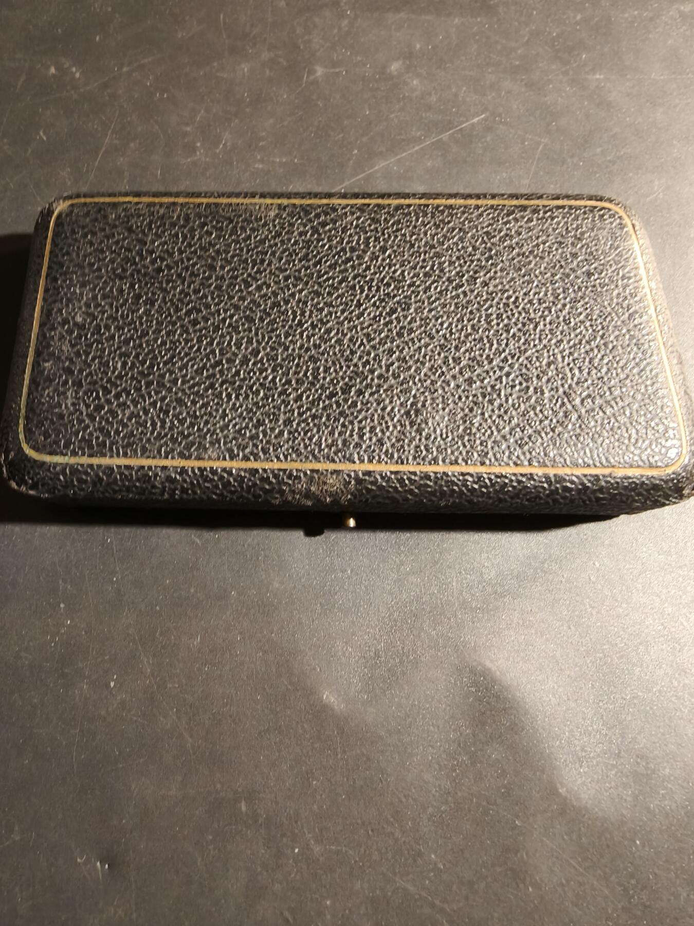 老王徽章第180期 法国塞纳瓦兹省农业办公室方形镀银大铜章    带盒子     尺寸80×50mm     重量111.2g