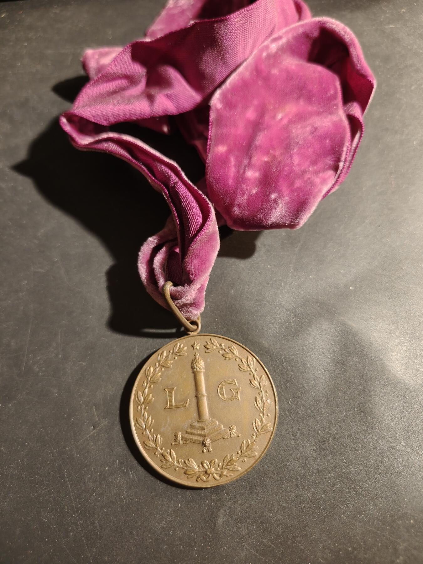 老王徽章第180期 法国1960年国际民间艺术节铜章     直径48mm    重量52g