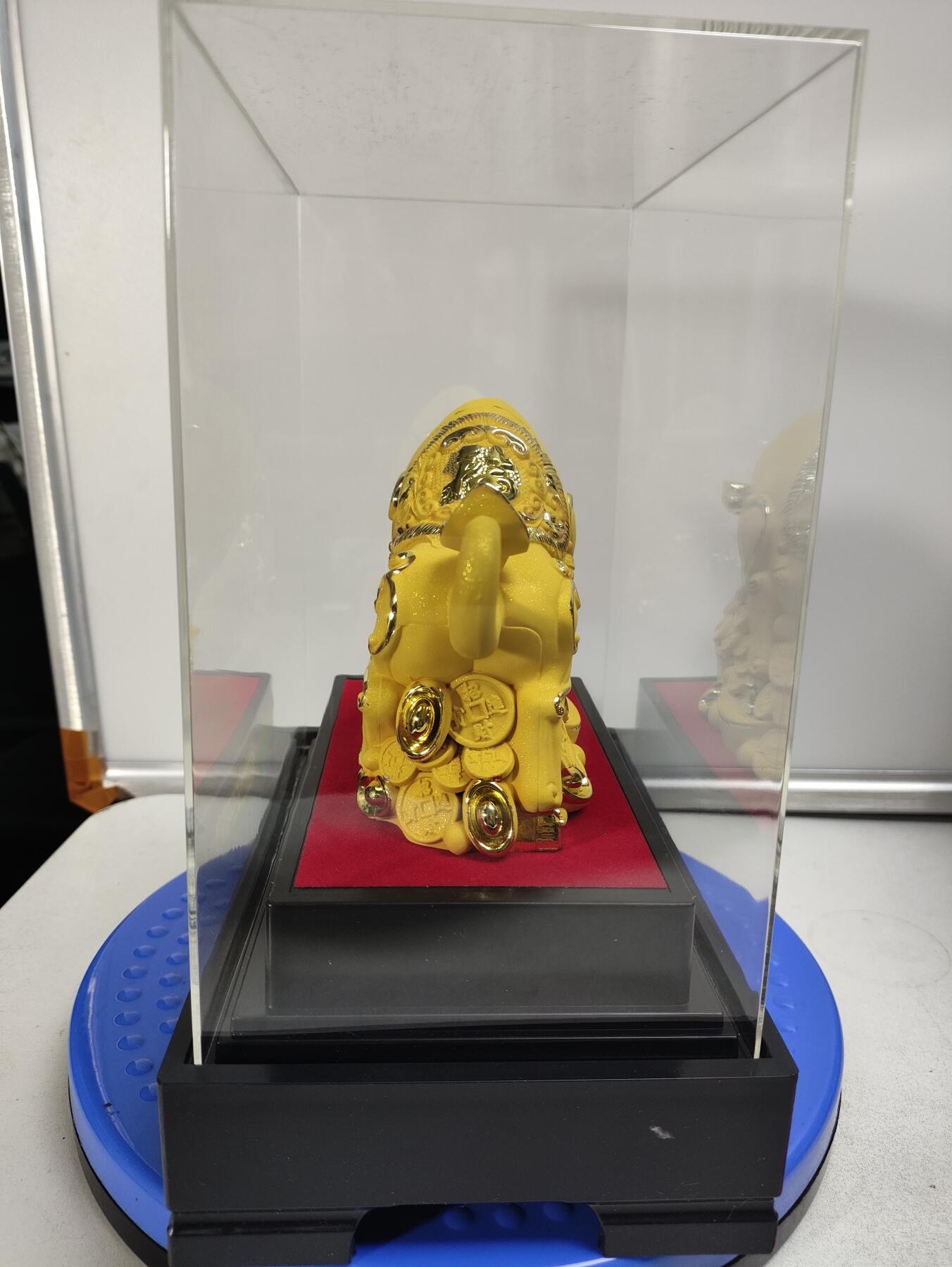 鸿运兴旺金牛摆件，黄色绒沙金工艺（高24.8cm,长20.5cm,宽13.3cm左右）
