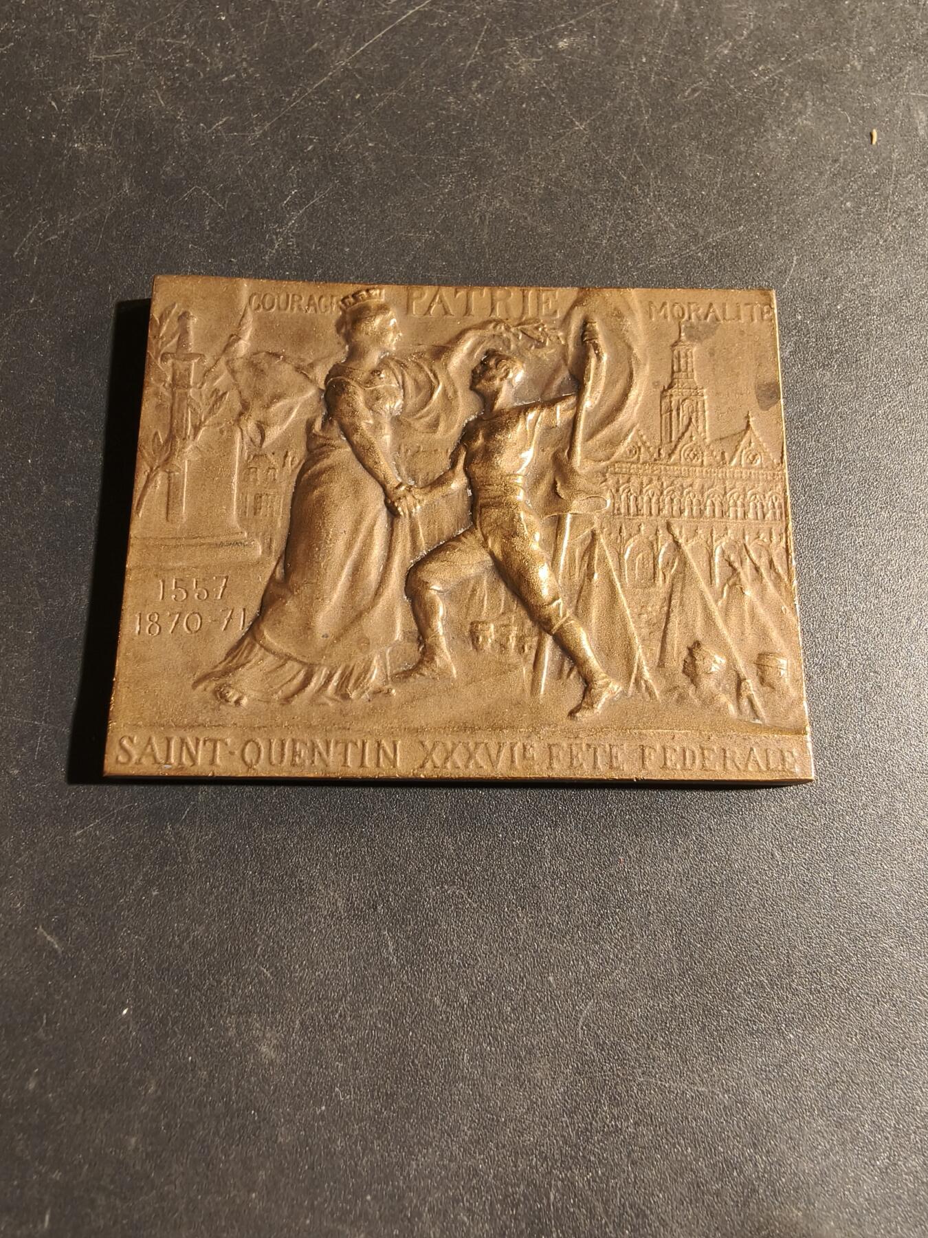 老王徽章第180期 法国体操协会联盟1910年方形大铜章    尺寸54×42mm    重量64.7g      