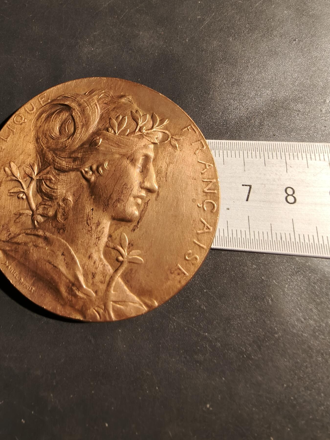 老王徽章第180期 法国巴黎1889博览会大铜章    大师Danniel Dupuis作品     原盒     直径64mm     重量100.8g     直径