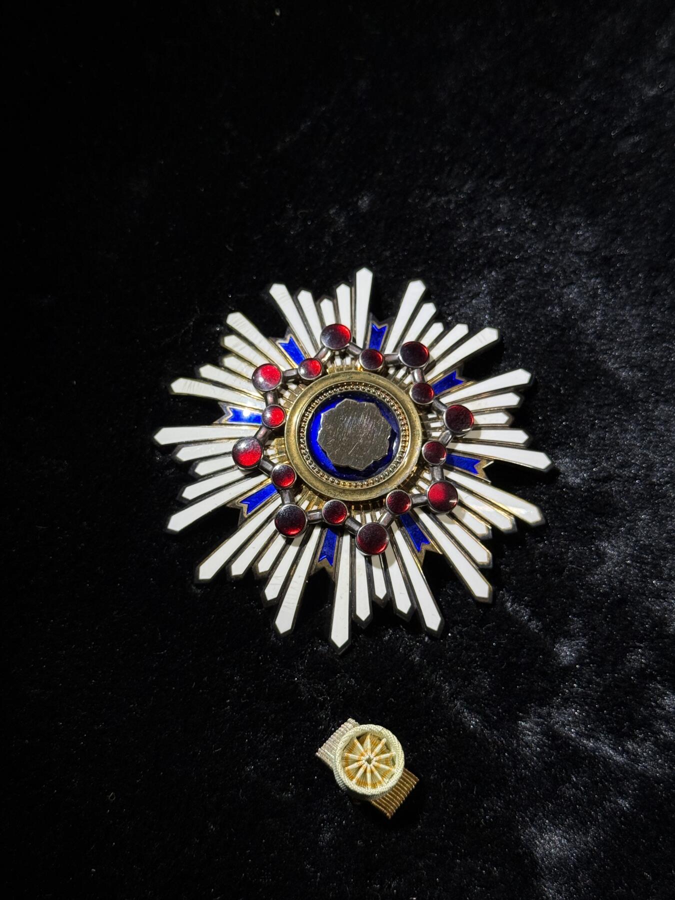 欢庆春节！戎马世界章牌大赏第111期春节大拍 勋二等瑞宝章，盒略齐全，银制