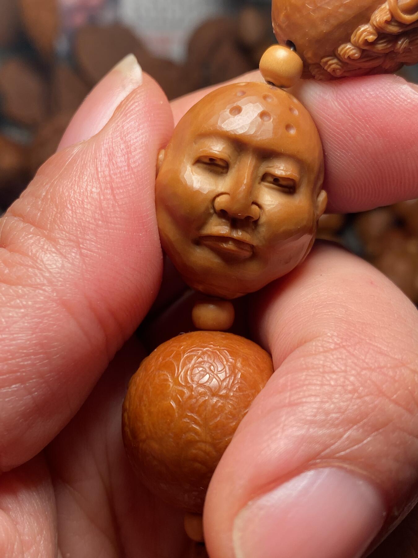 核舟记发源地苏州舟山核雕年末放漏 福利苏工核雕，纯手工雕刻,七星罗汉，个性十足，等待有缘人，市场无同款，尺寸2。15x2.6喜欢的来