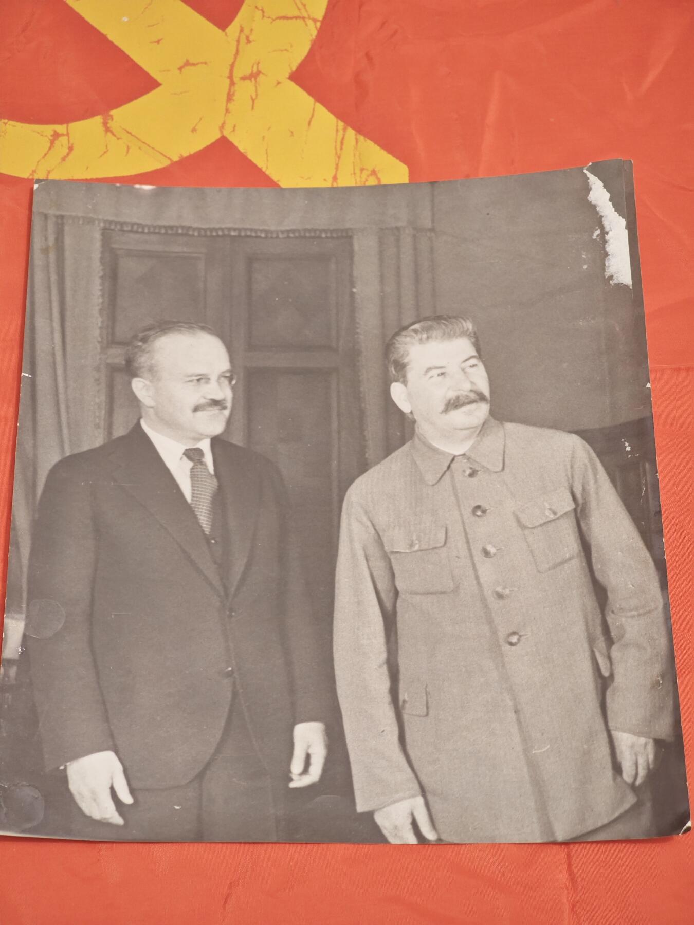 橙子收藏(照片专场)第三期 1935年斯大林与季米特洛夫克里姆林宫官方合影，记录了苏联最高领导人斯大林与共产国际总书记季米特洛夫的合影，属于大清洗与共产国际活跃时期的历史影像遗存。