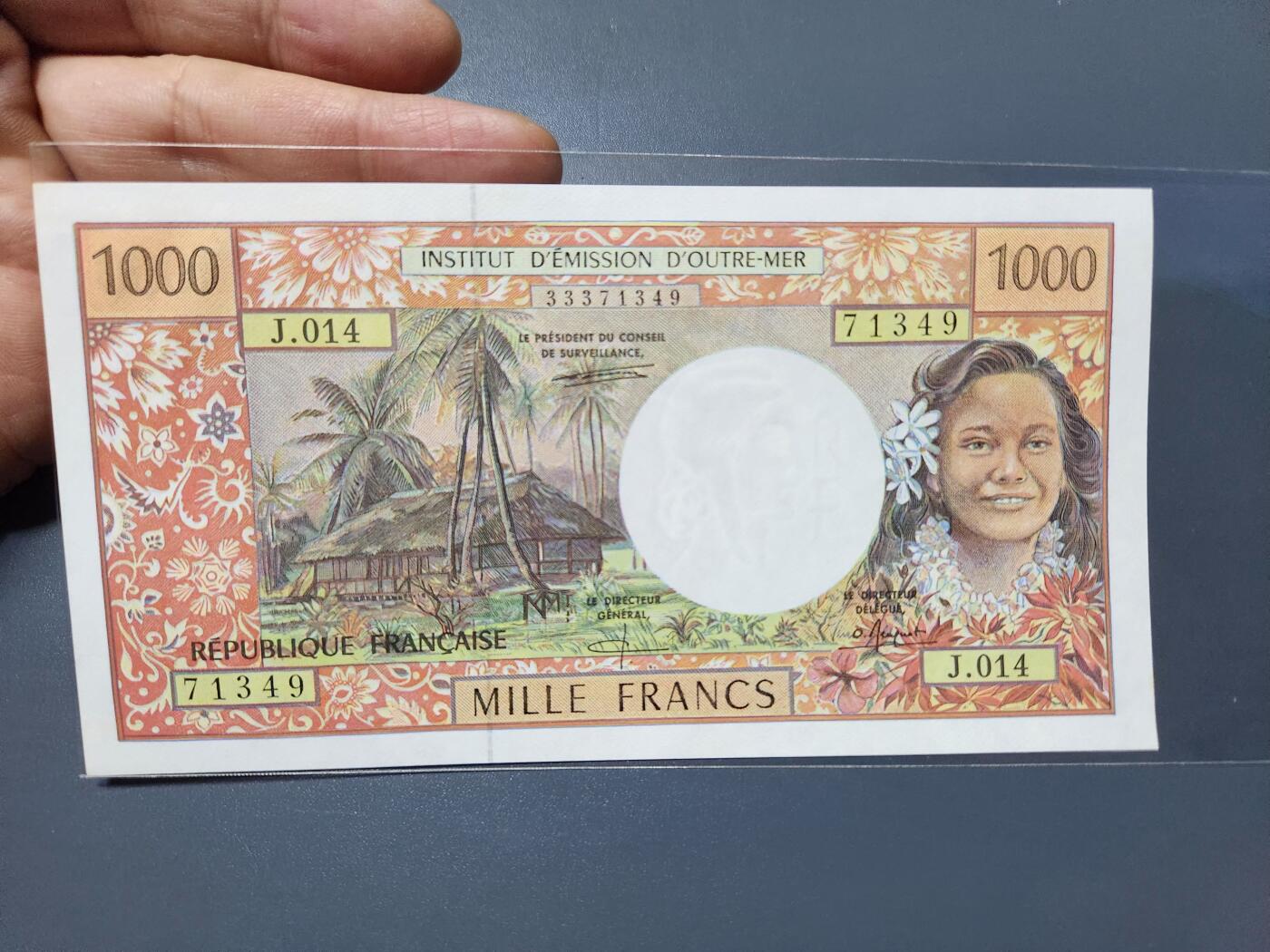 2月5号晚上8点 外国纸币自动截拍第18场 法属太平洋1000 签名1 新品