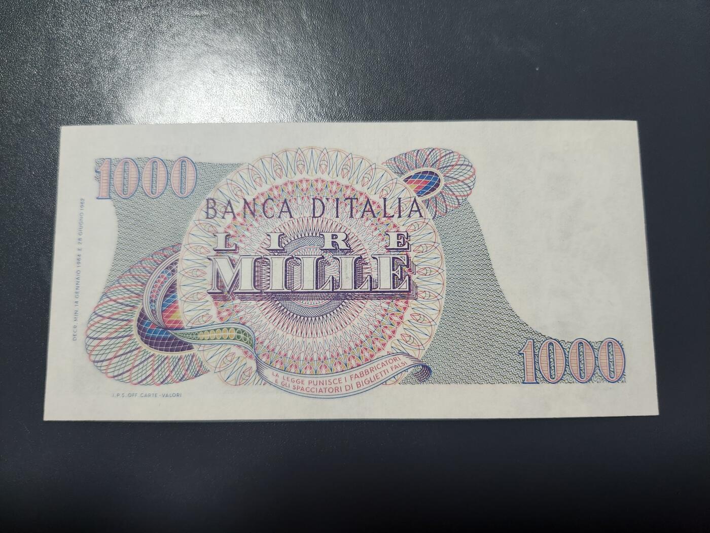 2月5号晚上8点 外国纸币自动截拍第18场 意大利1000新品稀少有个原始黑点