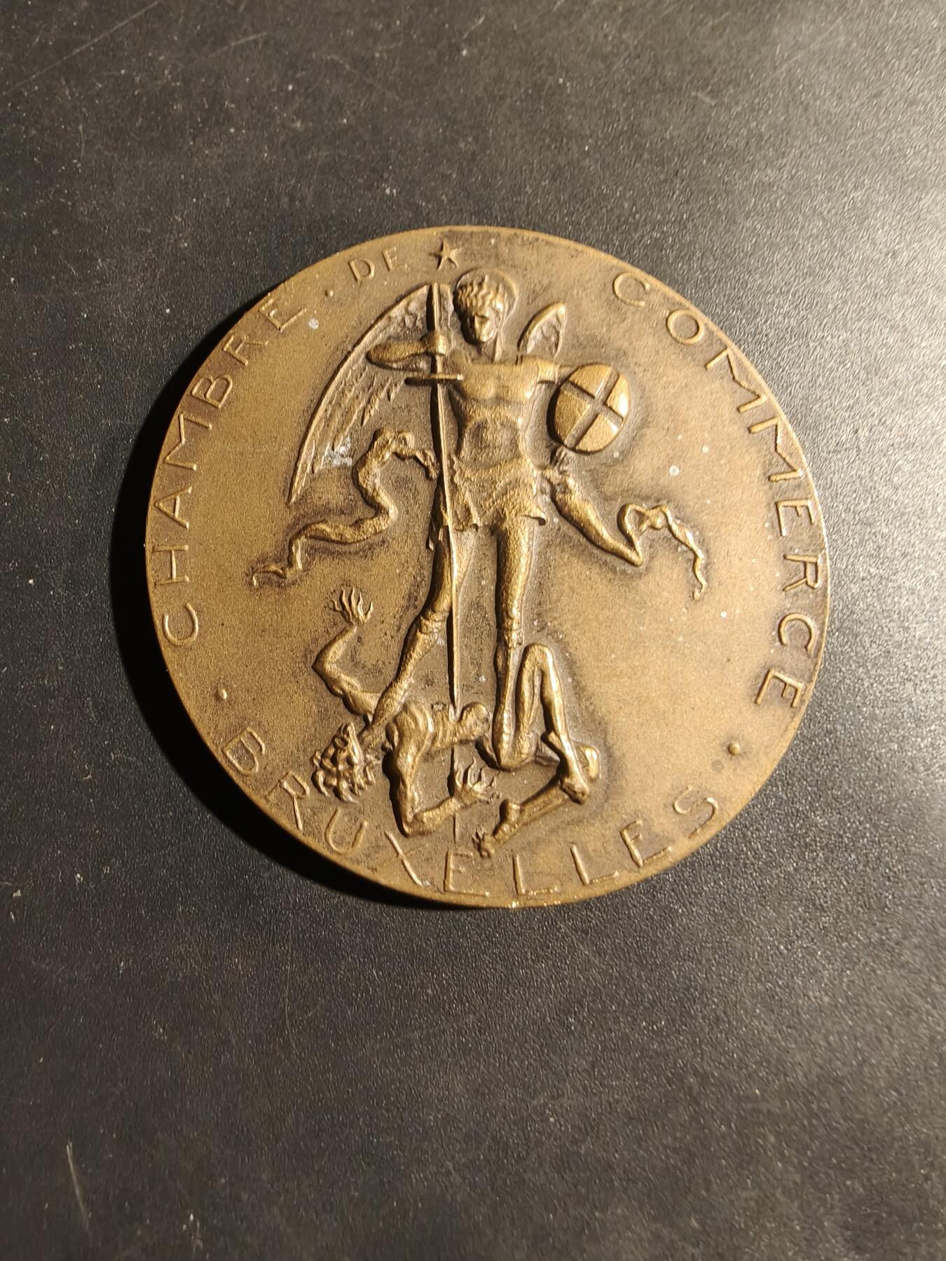 老王徽章第180期 比利时布鲁塞尔商会圣米歇尔(圣米迦勒)屠龙大铜章     原盒     直径50mm     重量53.6g