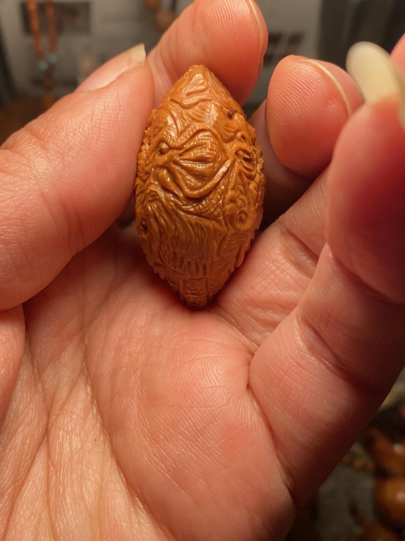 核舟记发源地苏州舟山核雕年末放漏 福利苏工核雕，纯手工雕刻,大话西游，个性十足，等待有缘人，市场无同款，尺寸2。35x4。15喜欢的来