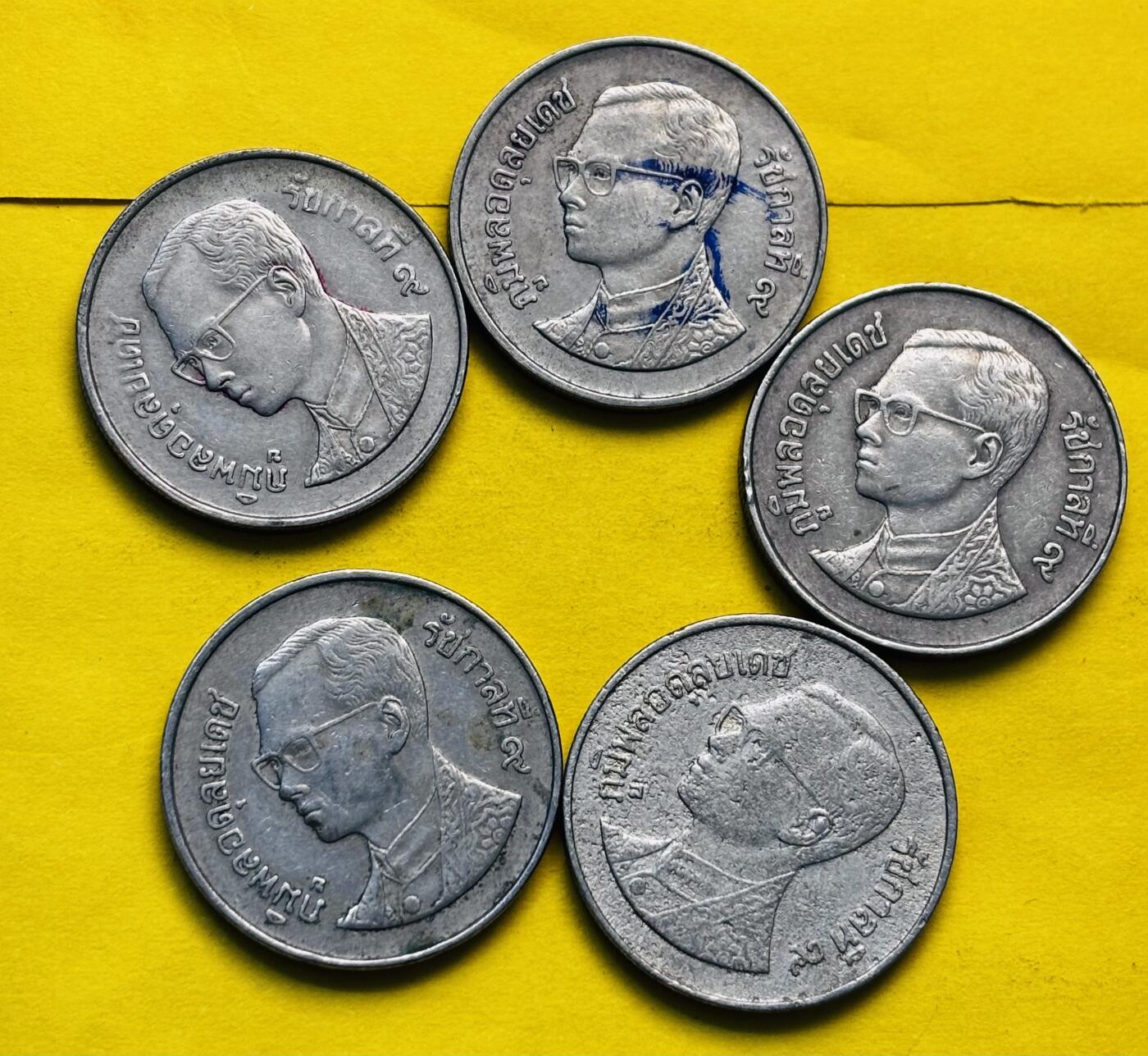 文馨钱币收藏第 293 场，春节前最后一期全部发出，将不予寄存，请悉知 少见版本拉玛九世时期，龙头在右 5 泰铢一组