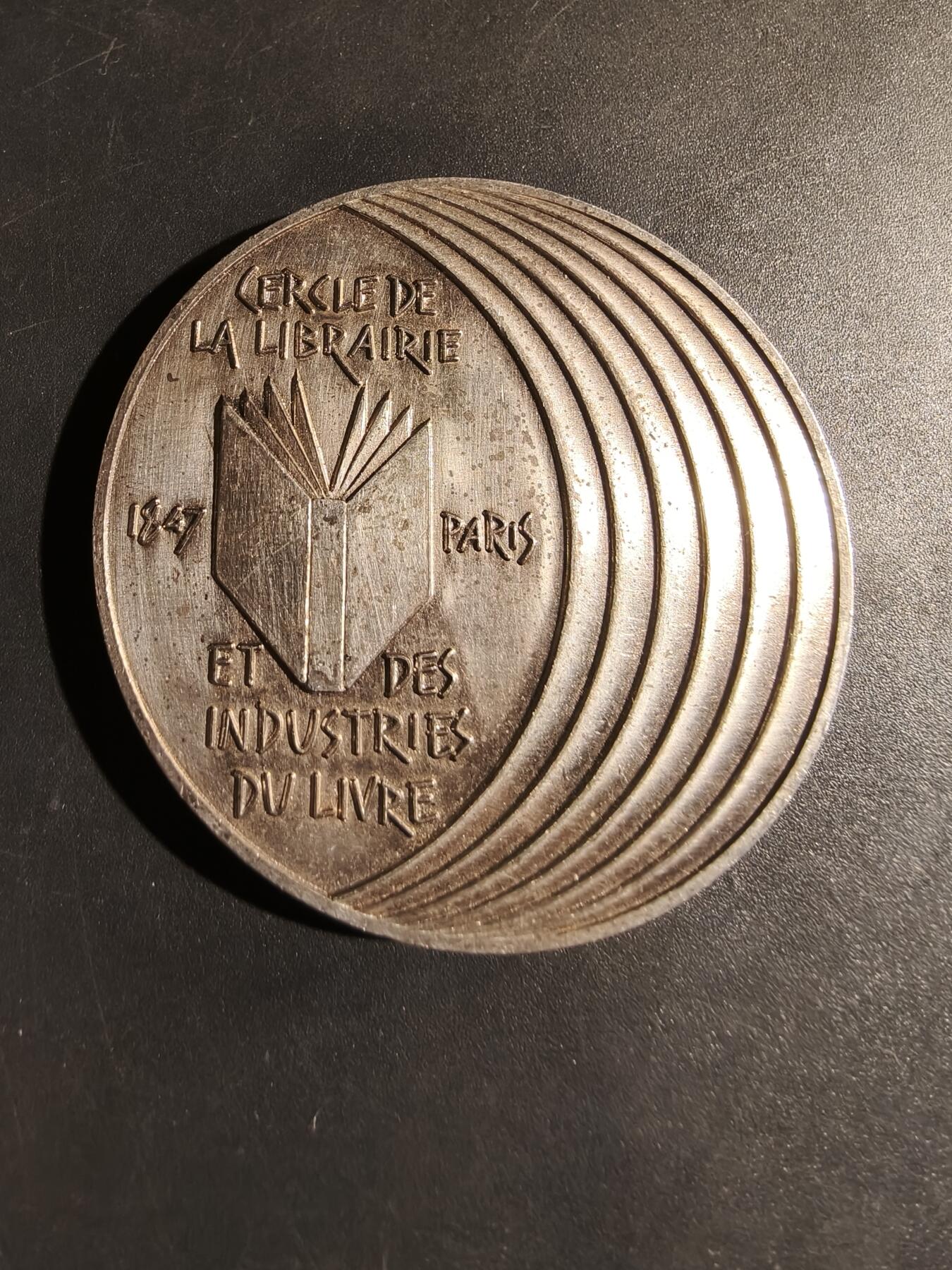 老王徽章第180期 法国图书业工业协会镀银大铜章     直径50mm    重量53.8g