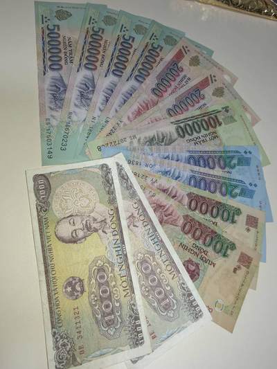 春节钱币瓷器清货捡漏拍场 - 越南盾 共2562000，其中1000两张10000两张，20000两张，100000一张，200000两张，500000四张，流通好品如图，大面值挺新的