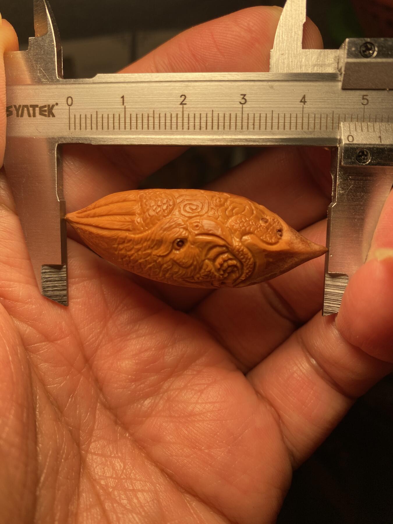 核舟记发源地苏州舟山核雕年末放漏 福利苏工核雕，纯手工雕刻二花雄鹰，个性十足，等待有缘人，市场无同款，尺寸1。75x4.75喜欢的来