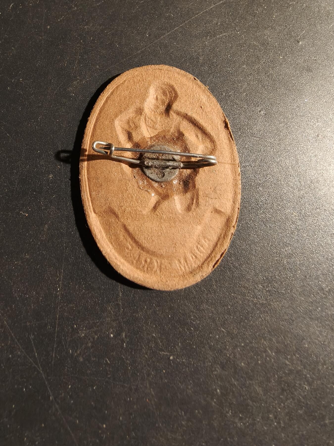 老王徽章第180期 德三冬季救济工厂证章