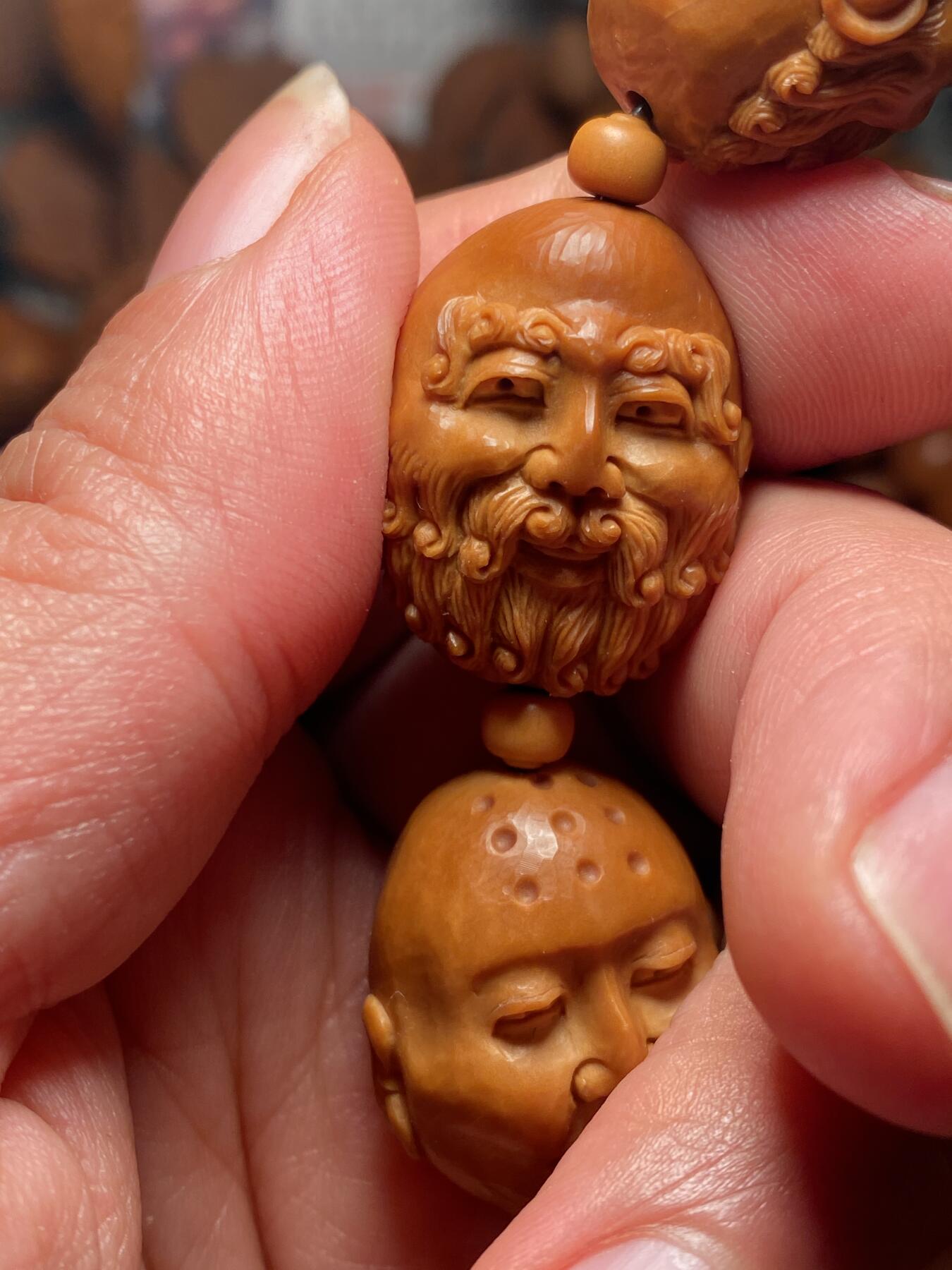 核舟记发源地苏州舟山核雕年末放漏 福利苏工核雕，纯手工雕刻,七星罗汉，个性十足，等待有缘人，市场无同款，尺寸2。15x2.6喜欢的来