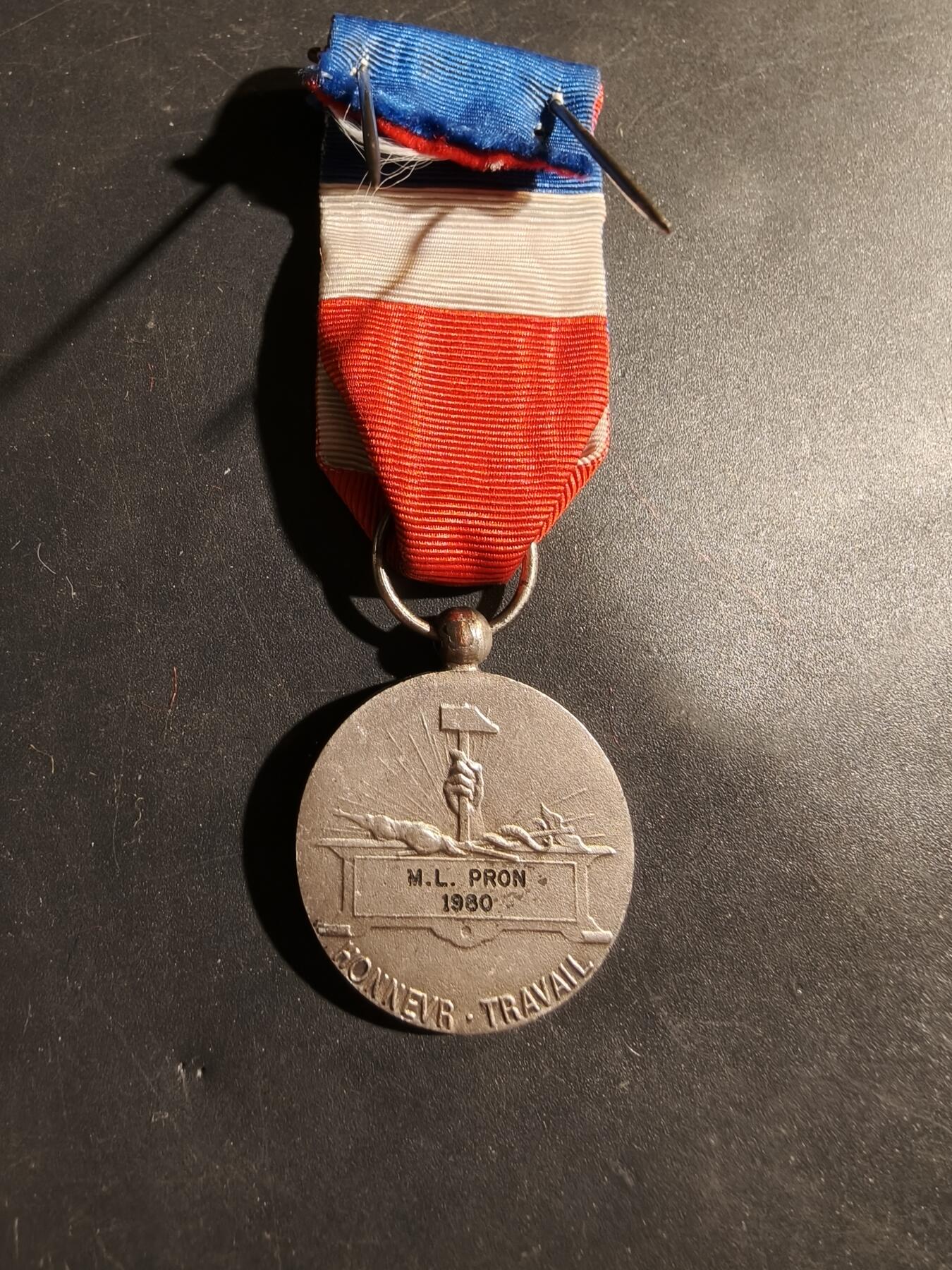 老王徽章第180期 法国银级劳动荣誉奖章   1980年实发