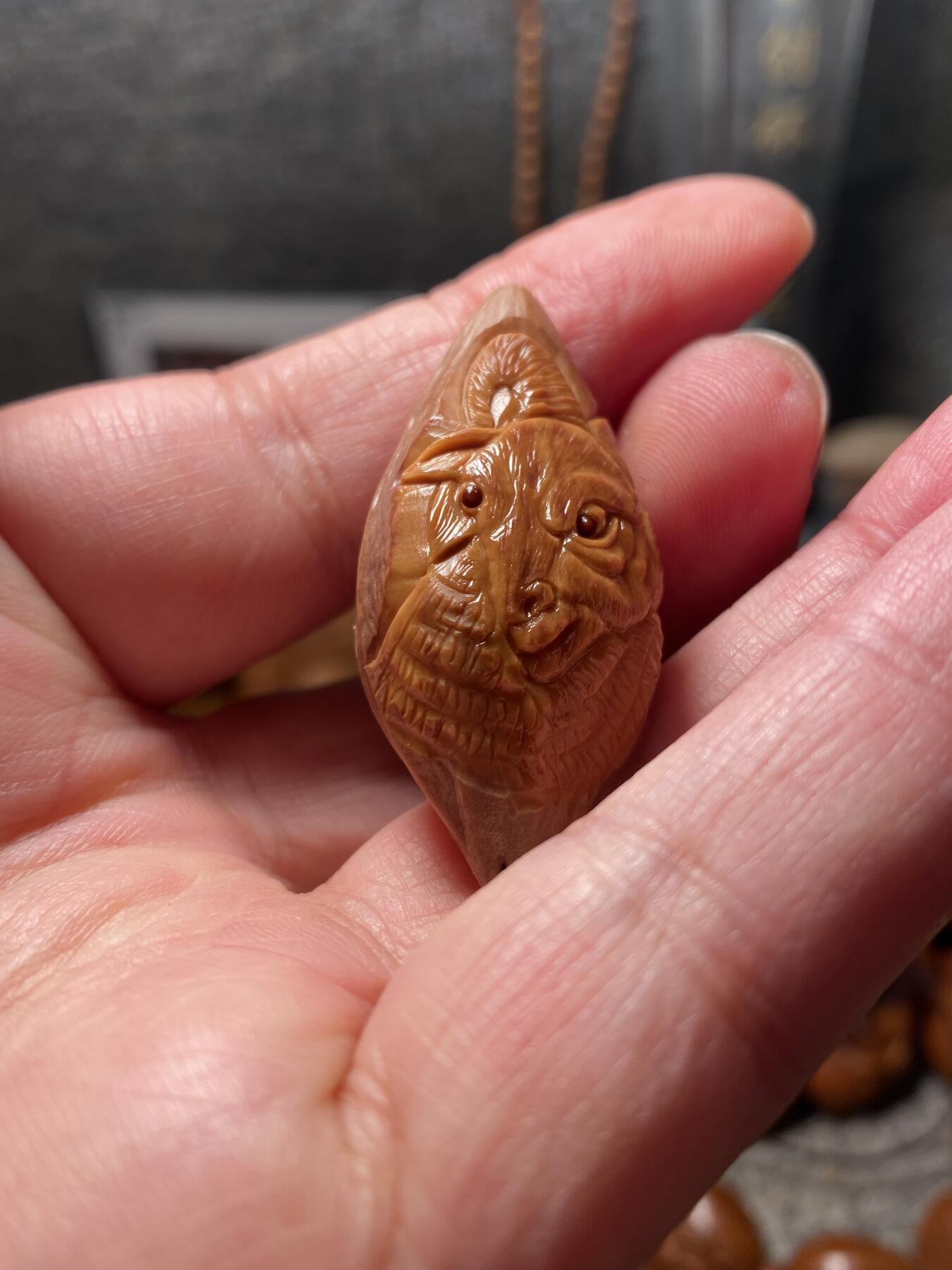 核舟记发源地苏州舟山核雕年末放漏 福利苏工核雕，纯手工雕刻,喜气洋洋，个性十足，等待有缘人，市场无同款，尺寸2。1x4.6喜欢的来