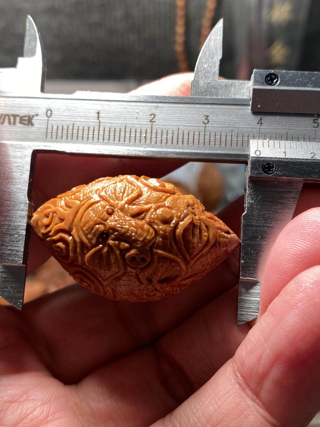 核舟记发源地苏州舟山核雕年末放漏 福利苏工核雕，纯手工雕刻吉祥如意个性十足，等待有缘人，市场无同款，尺寸2。39x4.0喜欢的来