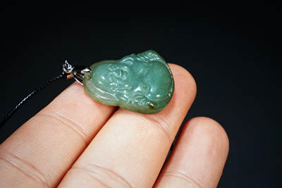 上海都达杂项专场90【全场包邮】  天然冰绿种翡翠（A货）精雕《佛公》挂件 90-100