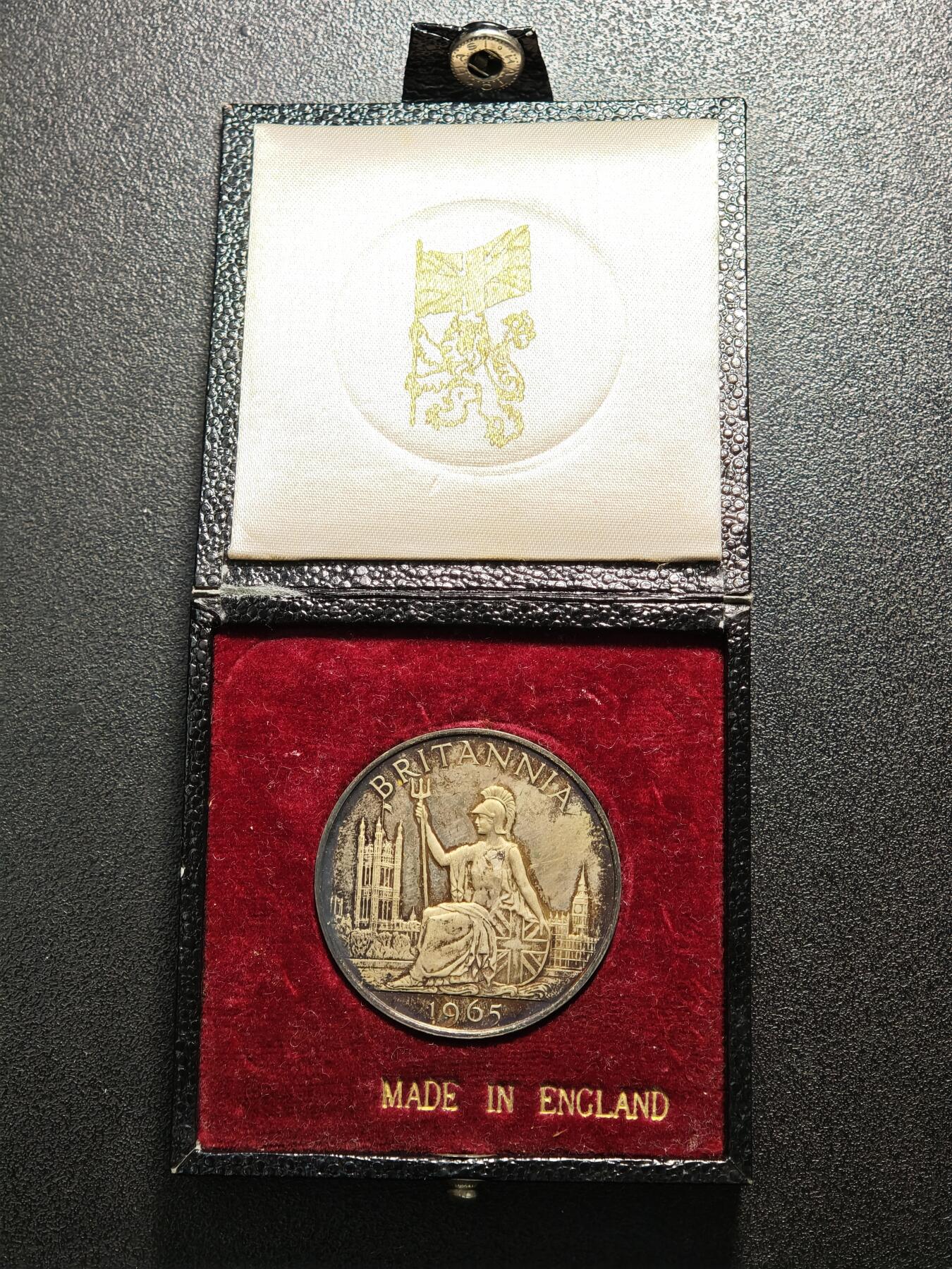 【德藏】世界币章拍卖第164期（拍品征集中~欢迎藏友联系） 1965年 英国纪念日本东京博览会银章 直径约：38.4mm；重约：26.9g 五彩包浆，原盒。正面为一手持三叉戟、一手扶米字盾牌的不列颠尼娅女神坐像，背景有英国议会大厦建筑轮廓；背面是文字“1965 / COMMEMORATING BRITISH EXHIBITION / TOKYO. JAPAN / SILVER（‌1965年英国日本东京博览会纪念银章）”