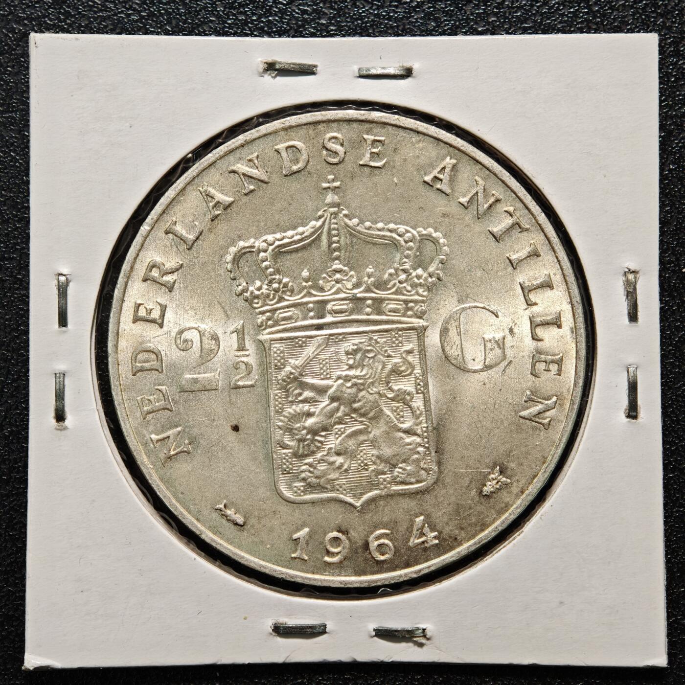 【德藏】世界币章拍卖第164期（拍品征集中~欢迎藏友联系） 老藏家集藏系列之-1964年 荷属安的列斯2-1/2盾银币 720银 直径约：37mm；重约：25g 入册20余年·附有当年购入价