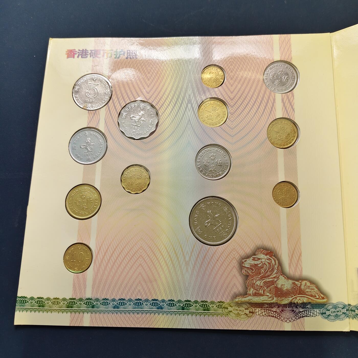 【全场包邮】纯粹捡漏拍501场-持续更新中 香港硬币护照（乔六-女王钱册装26枚）+香港1997回归官方封装纪念版套币-2册一组