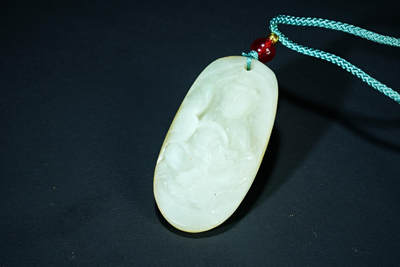 上海都达杂项专场二十一（全场包邮） - 天然和田玉精雕《持莲观音》挂件