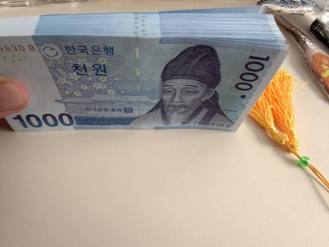 春节钱币瓷器清货捡漏拍场 韩国银行1000韩元纸币UNC 100张，有跳号，除KC和EC两张单号外，剩下98张号码是从EB*202-300，不含222