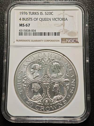 【德藏】世界币章拍卖第164期（拍品征集中~欢迎藏友联系） - 1976年 英属特克斯和凯科斯群岛发行女王维多利亚四头像20克朗纪念银币，直径‌45mm，重38.7g，NGC MS67 正面是维多利亚女王少年、青年、中年和老年4个不同时期的经典头像，背面是英国女王伊丽莎白二世的青年时期肖像，设计独特‌，特别是维多利亚女王四个时期肖像的组合，融合了历史元素，体现了两代女王的象征意义