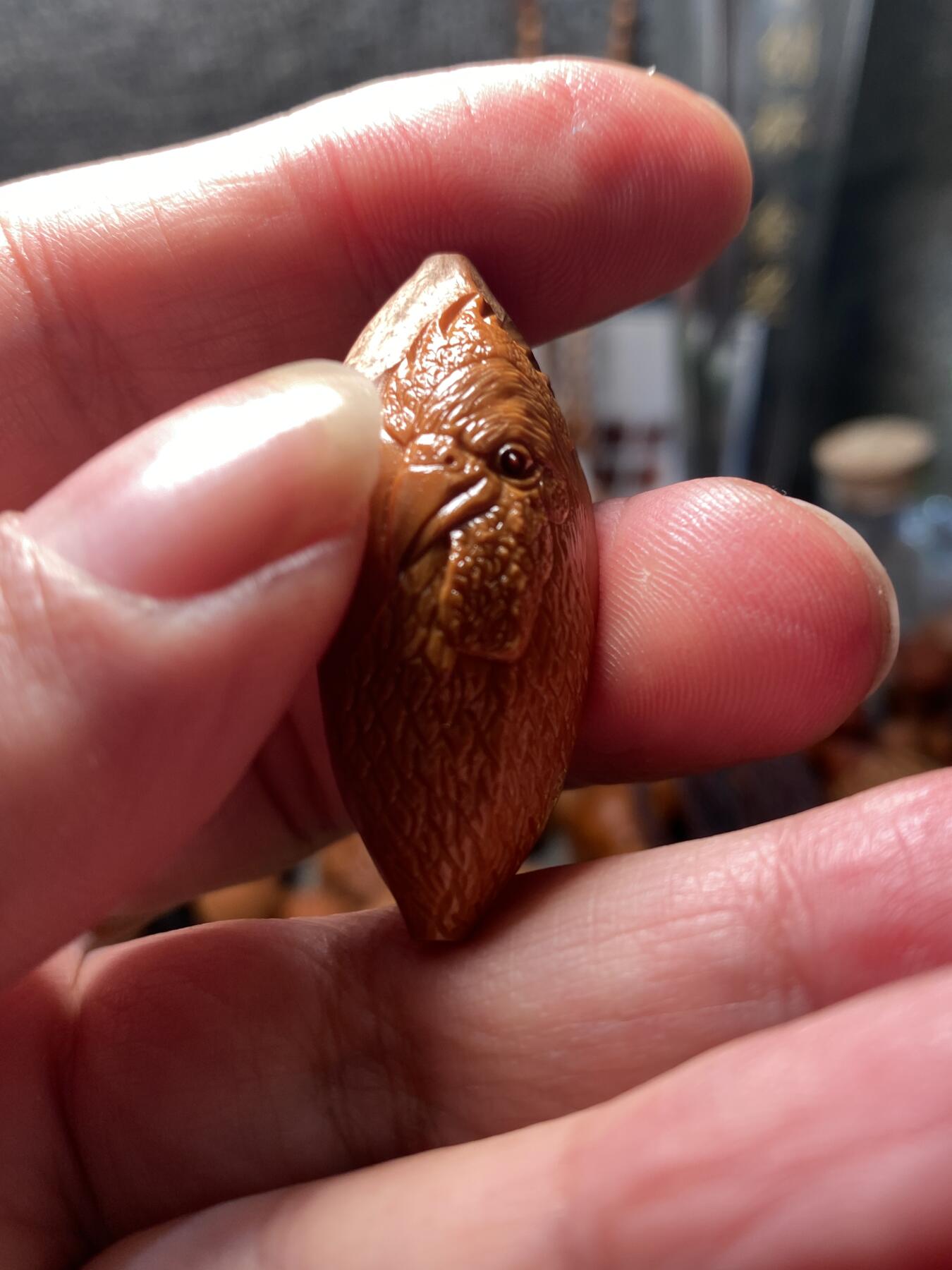 核舟记发源地苏州舟山核雕年末放漏 福利苏工核雕，纯手工雕刻,二花鸿运当头，大吉大利个性十足，等待有缘人，市场无同款，尺寸1。78x4。2喜欢的来