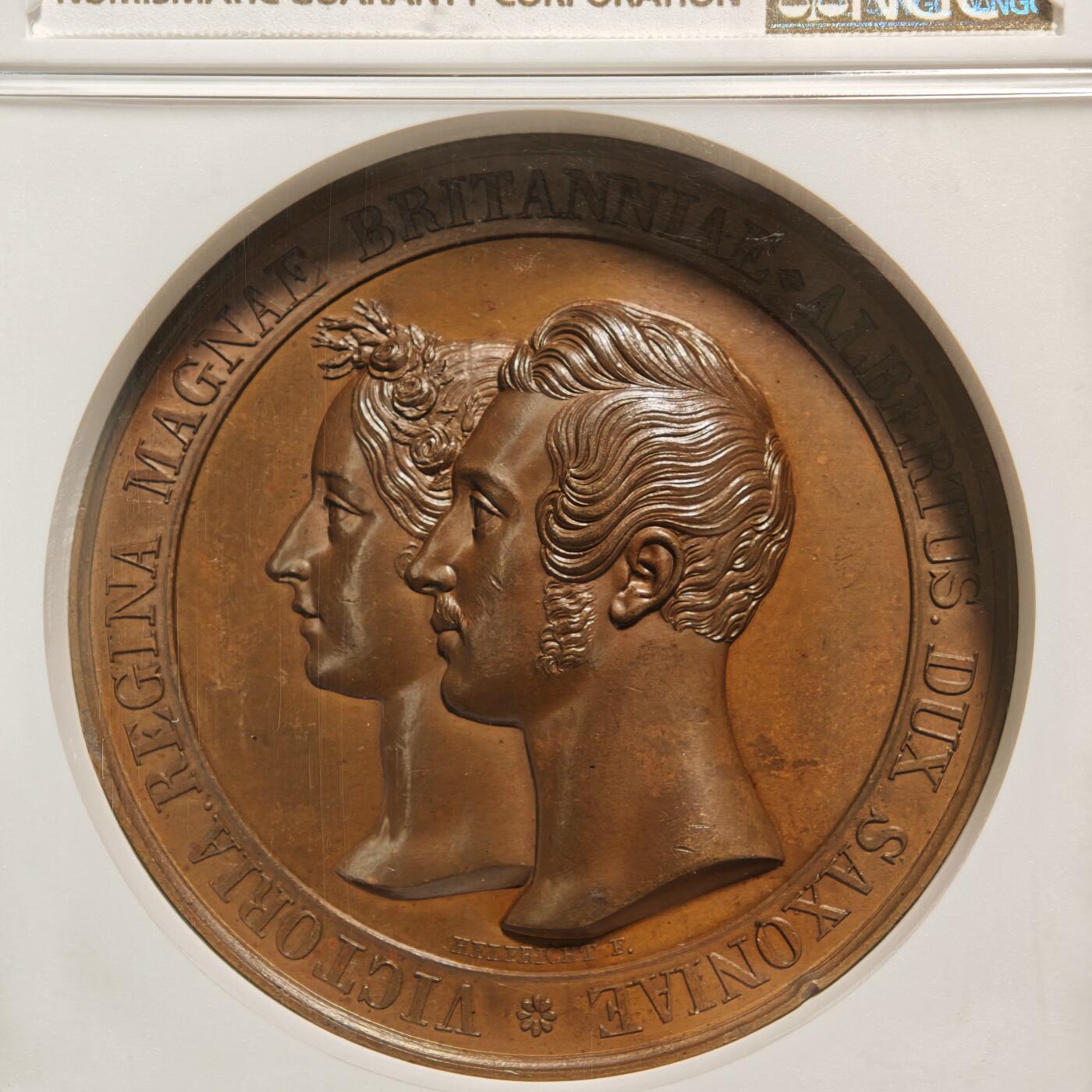 【德藏】世界币章拍卖第164期（拍品征集中~欢迎藏友联系） 1840年 德国纪念维多利亚女王和阿尔伯特亲王结婚高浮雕纪念铜章 NGC MS62BN 正面是维多利亚女王和阿尔伯特亲王左侧面双人肖像，背面是两位新人坐在雕刻精美华丽两轮车上，爱神用玫瑰花链牵引着两轮车缓缓前行，两位小天使在空中手持花环向两位新人头上戴。铜质厚重，高浮雕工艺，巧克力包浆，品相几乎全新，保存状态极佳，稀少品种