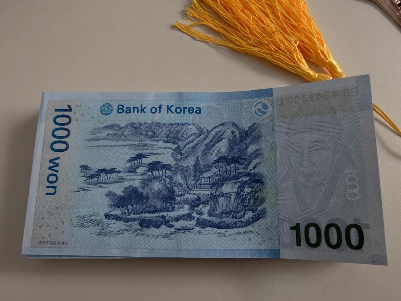 春节钱币瓷器清货捡漏拍场 韩国银行1000韩元纸币UNC 100张，有跳号，除KC和EC两张单号外，剩下98张号码是从EB*202-300，不含222