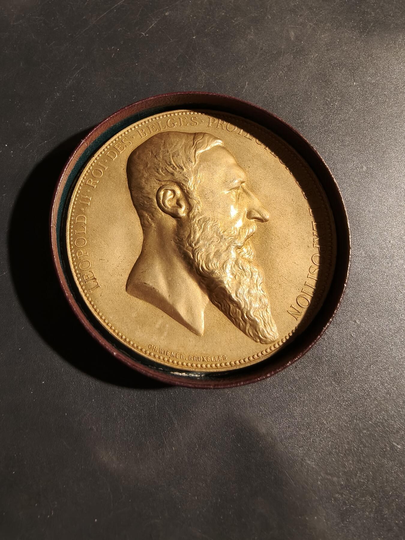老王徽章第180期 比利时1885年安特卫普世界博览会镀金大铜章     原盒      直径60mm      重量90.2g