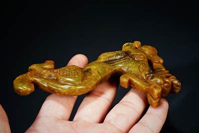 上海都达杂项专场四十七【全场包邮】  古玉玉龙抱珠90-64