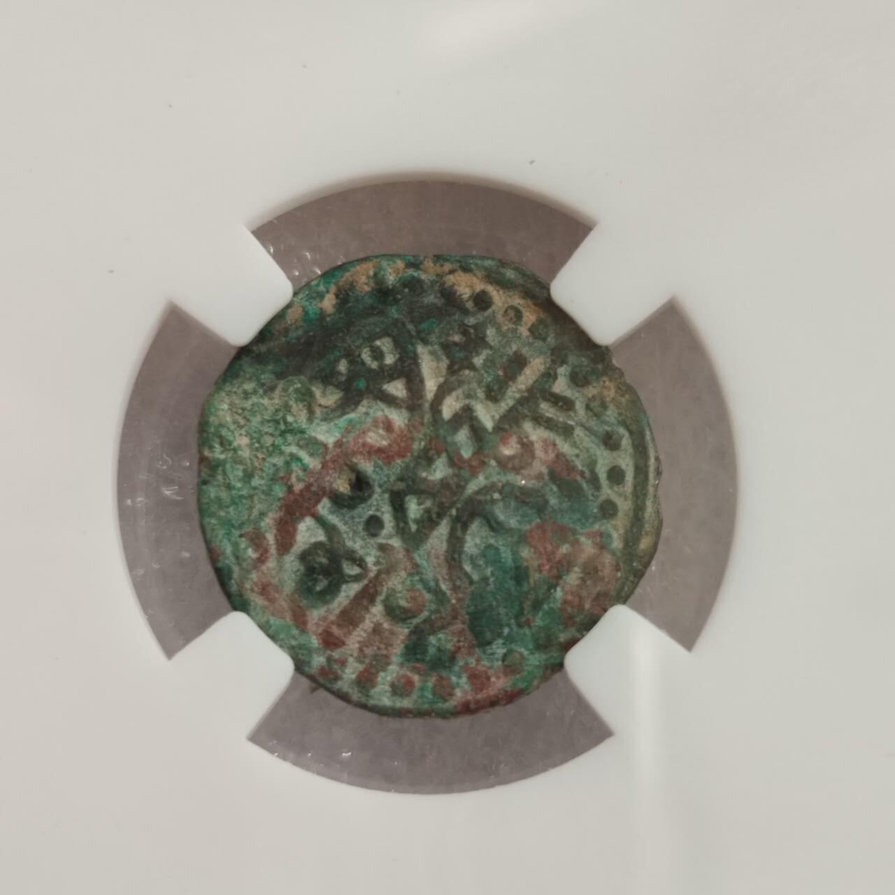 瓶子🏺第228期拍卖会 蒙古帝国成吉思汗铜币（昆都士弓箭图） 公元1221年蒙古军西征花剌子模时期打制于阿富汗昆都士地区 正面线条化的骑士，背面弓箭图，详细介绍见图4，直径22毫米，重量4.24克。 欧美大拍上价格很贵，而且多为酸洗过，已经露出铜色，这种原味的非常舒服。都是没怎么磨损的品相，只是有包浆覆盖着。